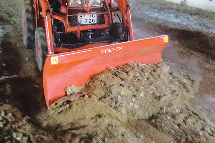 SHOVEL FOR MUD, FERTILIZER ETC